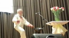 Učiteľ na dôchodku číhal na mladé dievčatá, keď sa prezliekali