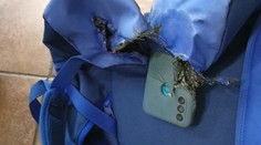 Smartfón vybuchol žiakovi priamo počas vyučovania. Ruksak mu odhodilo niekoľko metrov, privolať museli hasičov