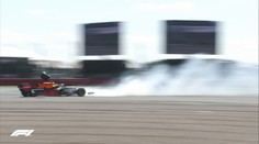 VIDEO: Dramatický začiatok VC Veľkej Británie: Verstappen skončil po kolízii s Hamiltonom v bariérach