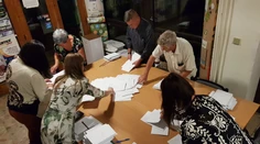 Zostali kopy papierov a kartónov. Samosprávy majú povinnosti aj po voľbách