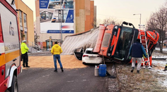 Dramatická nehoda v Prievidzi: Kamión zavalil osobné auto
