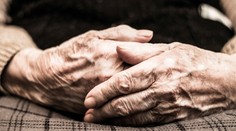 Syn dlhé roky týral svoju matku v rodnom dome