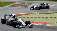 Tentoraz to dal Hamilton. Tímového kolegu nechal hneď za sebou