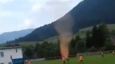 Prachový diabol sa podobá tornádu. Ľudia v Likavke ho zachytili na video