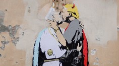 V Ríme sa objavilo graffiti, na ktorom sa pápež bozkáva s Trumpom