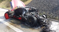 Luxusné Ferrari začalo horieť počas jazdy. Zostalo po ňom iba toto