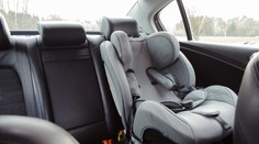 Po R1 šoférovala opitá, keď narazila do iného auta, nezastavila. V aute mala svoje trojročné dieťa