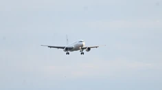 Rekordne veľké krúpy zničili lietadlo počas letu. Piloti hovoria o obrovskom šťastí celej posádky