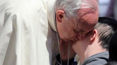 Pápež opäť ukázal svoju ľudskosť. Takto potešil postihnutého mladíka