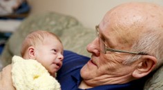 Toto nie je dedko a vnuk. Muž sa v neskorom veku teší z dieťaťa