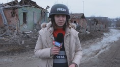 Nedá sa nevšimnúť si ju. Mladá odvážna reportérka prináša správy z oblastí najťažších bojov