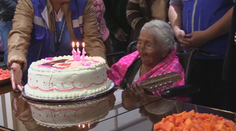 Vek tejto ženy neuhádnete. Má vyše 100 a na svojej oslave si aj zatancovala
