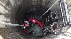 V Prahe zmizol v šesťmetrovom kanáli muž, hasiči bojujú o jeho život