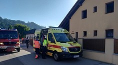 Syn zachraňoval nadránom matku z horiacej izby, nadýchal sa splodín