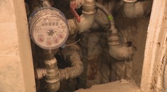 Rozpad susedských vzťahov pre staré stúpačky v havarijnom stave: Bytovku rozdelil zápach, voda a spor o úver