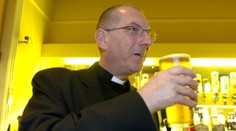 Katolíckych kňazov vyhodili z baru, lebo si mysleli, že ide o rozlúčku so slobodou