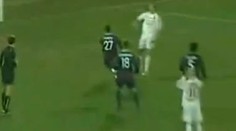 Náš futbalista "zavesil" neuveriteľný gól vlastnému brankárovi. Video