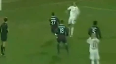 Náš futbalista "zavesil" neuveriteľný gól vlastnému brankárovi. Video