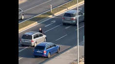 VIDEO: Bizarný incident. Muž si sadol na kapotu auta a odtrhol z neho stierače, vodič pokračoval v jazde