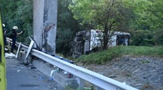 FOTO: Tragická havária autobusu s turistami v Maďarsku. V nedeľu pri nej zahynulo osem ľudí