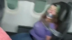 Agresívna žena sa počas letu pokúšala otvoriť dvere lietadla. Personál rázne zakročil