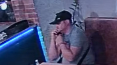 VIDEO: Hodiny nenápadne čakal na svoju príležitosť. Reštaurácia v Malackách zverejnila video z krádeže