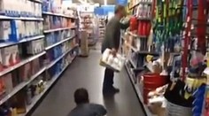 Muž bez nôh a ruky straší ľudí pri nakupovaní