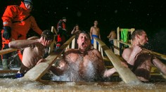 Pri pohľade na tieto fotky vám budú drkotať zuby. Kúpanie v mrazivej zime