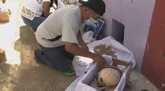 Dušičky sú dôležitý sviatok aj v Mexiku. Svojim blízkym čistia kosti a tancujú pri ich hroboch