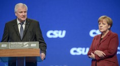 Politický spojenec Angely Merkelovej sa dištancoval od jej postoja k migrantom