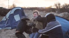 Dokumentárny štáb napadli utečenci, ďalší imigranti reportérov zachránili