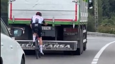 VIDEO: Totálny skrat pretekára najlepšieho celku sveta, pri jazde sa držal kamióna. V tíme končí