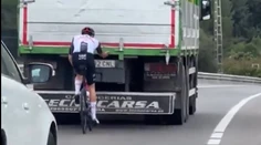 VIDEO: Totálny skrat pretekára najlepšieho celku sveta, pri jazde sa držal kamióna. V tíme končí