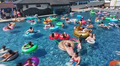 Dovolenkári vytvorili rekord v počte ľudí na „nafukovačkách“ v bazéne. Boli sme pri tom