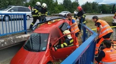 Opitý havaroval a ostal visieť medzi mostami nad riekou Laborec