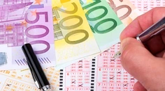 Stala sa milionárkou, no jej rodina nič netuší. Ľudia ju vyzývajú, aby mlčala ďalej