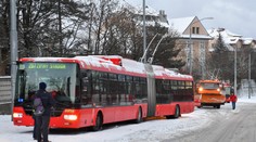Na cestách pozor na snehové jazyky a záveje, silné sneženie a vietor