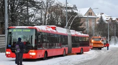 Na cestách pozor na snehové jazyky a záveje, silné sneženie a vietor