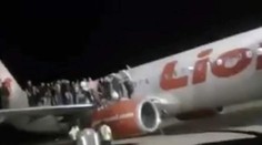 Panika v lietadle: Muž povedal, že je tam bomba. Ľudia začali vyskakovať von