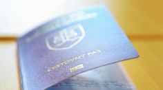 Na bratislavskom letisku je problém s automatickým čítaním nových pasov. Cestujúcich musia legitimovať osobne