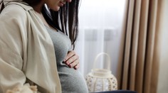 Žena, ktorú súdia za to, že bábätko hodila o zem a hlavu mu buchla o rám postele, čaká ďalšie dieťa