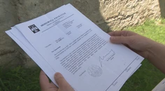 Keď začne hrať hudba, roztancuje sa im nábytok. Rodinu, ktorá býva vedľa nočného klubu, terorizuje hluk