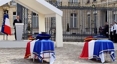 Francúzsko sa rozlúčilo so zavraždeným policajtom a jeho družkou