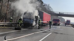 Jeden pruh D2 odstavil kamión v plameňoch. Vodiči musia rátať s obmedzením