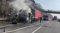 Jeden pruh D2 odstavil kamión v plameňoch. Vodiči musia rátať s obmedzením