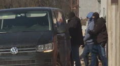 Polícia zatiaľ tají, či obvinila zadržaných ľudí a čo s nimi bude ďalej