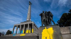 Niekto v noci natrel vojnový pamätník na Slavíne, politici odsudzujú vandalizmus