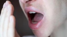 Váš dych môže prezradiť vážny problém. Pozornosť by mal vzbudiť najmä tento zápach