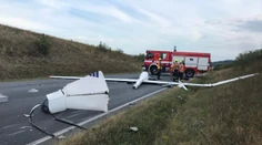 Bezmotorové lietadlo sa v českej obci zrútilo na auto. Pilot zahynul
