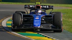 Verstappen v oboch tréningoch mierne zaostal. Albon napriek havárii pokračuje v pretekoch